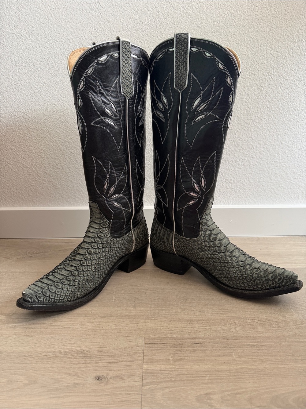 Rios of Mercedes Black Women’s Python Cowboy Boots – Barely Worn